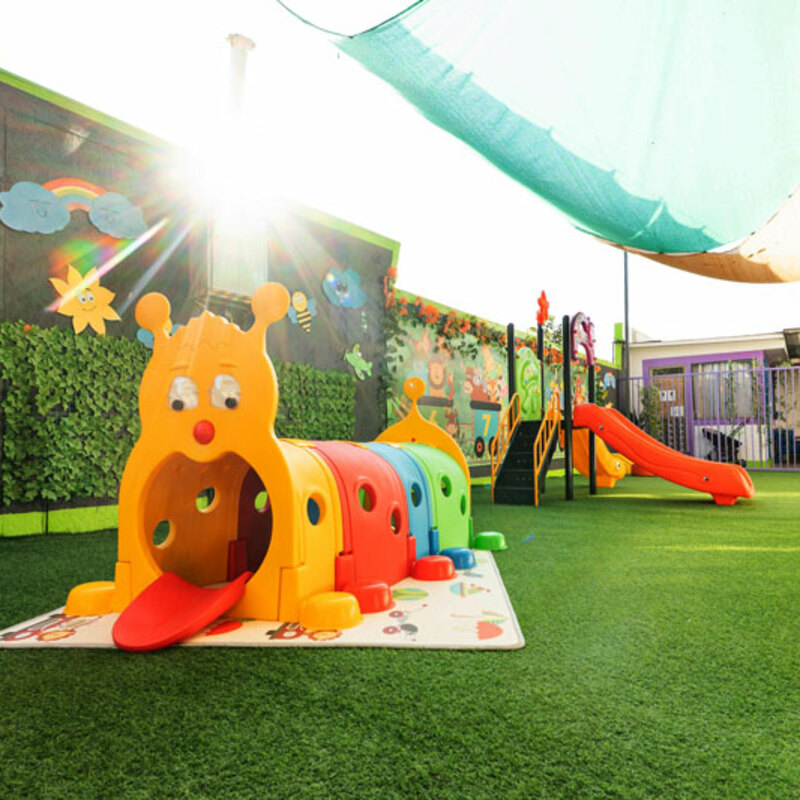 jardín con juegos